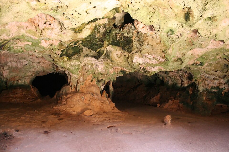 Interior de piedra caliza de la cueva de Guadirikiri