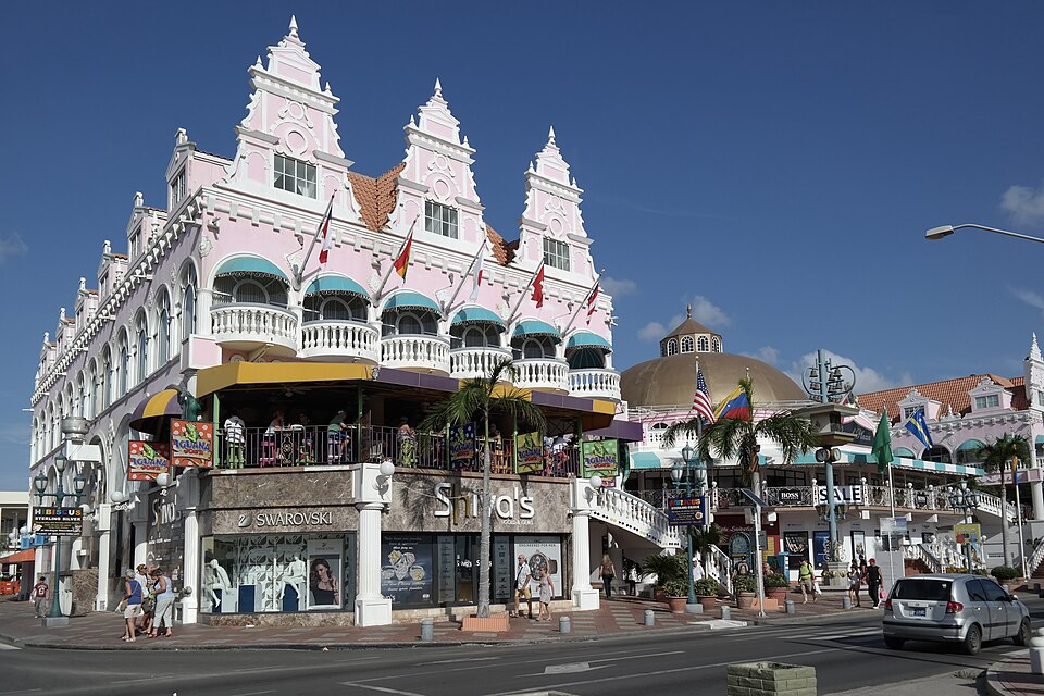 Edificio de estilo holandés rosa y blanco en el centro de Oranjestad