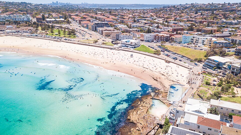 La playa Bondi vista desde el aire, con su arena y agua turquesa