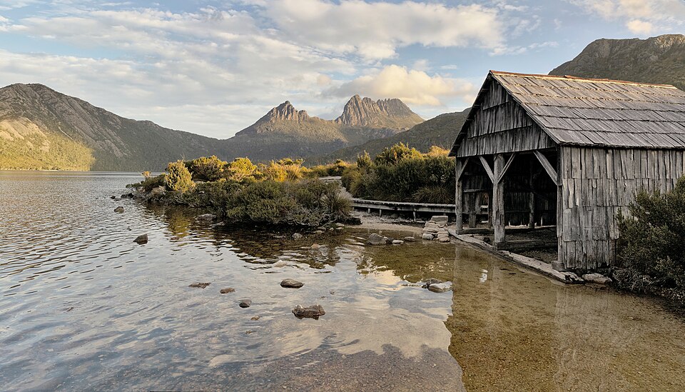 Un cobertizo de madera en el lago Dove con Cradle Mountain al fondo