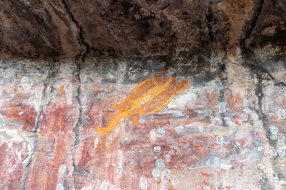 Pintura aborigen de una tortuga en una roca de Ubirr, en Kakadu