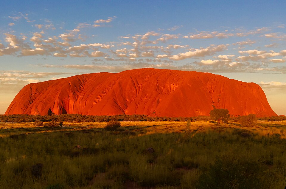 Uluru de color rojo intenso al atardecer