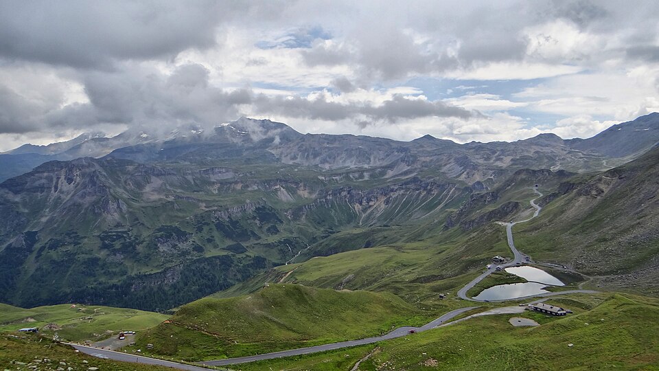 La carretera alpina del Grossglockner entre montañas verdes