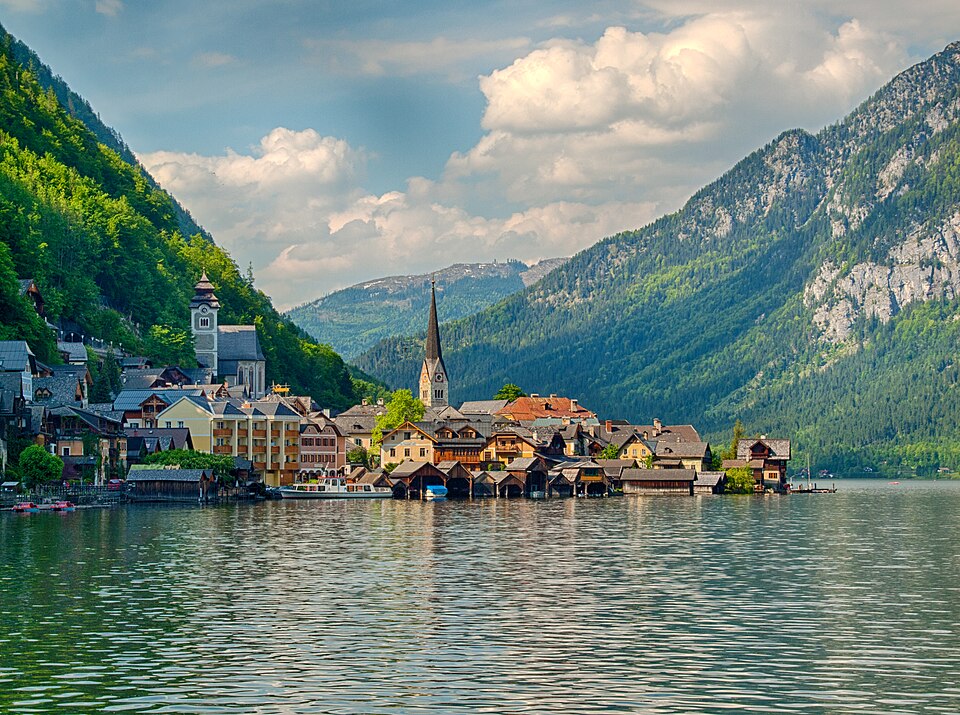 Hallstatt con su iglesia junto al lago y montañas verdes