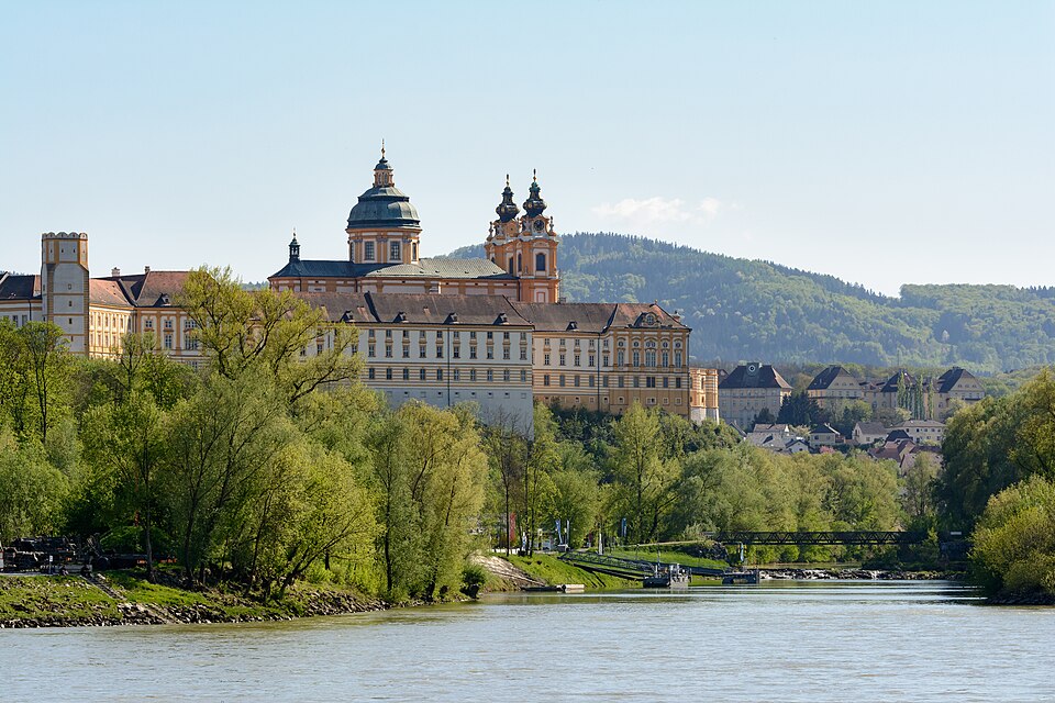 La abadía de Melk con sus torres sobre el Danubio