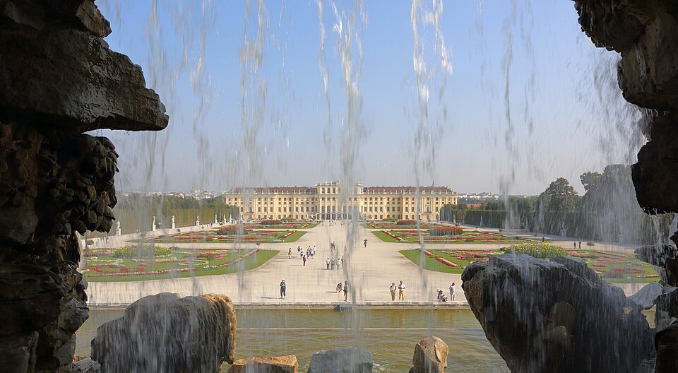 El palacio de Schönbrunn y sus jardines vistos a través de la fuente de Neptuno
