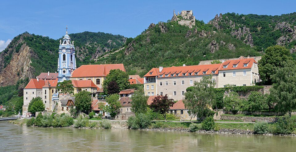 Dürnstein con su torre azul junto al Danubio y las ruinas del castillo