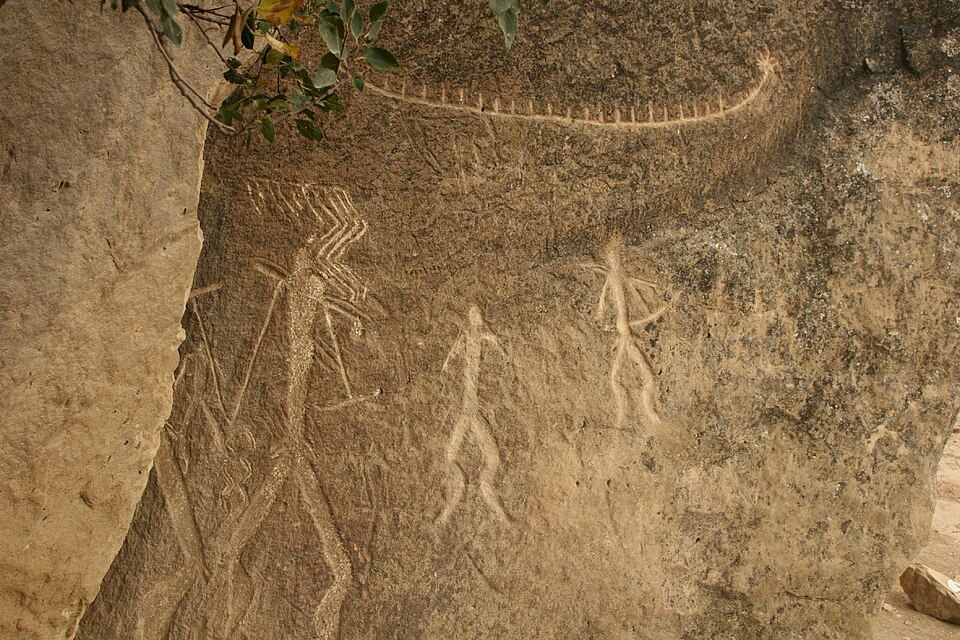 Figuras humanas y animales grabados en una roca de Gobustán