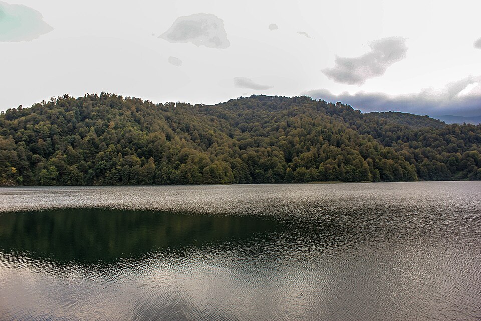 El lago Göygöl rodeado de montañas cubiertas de bosque