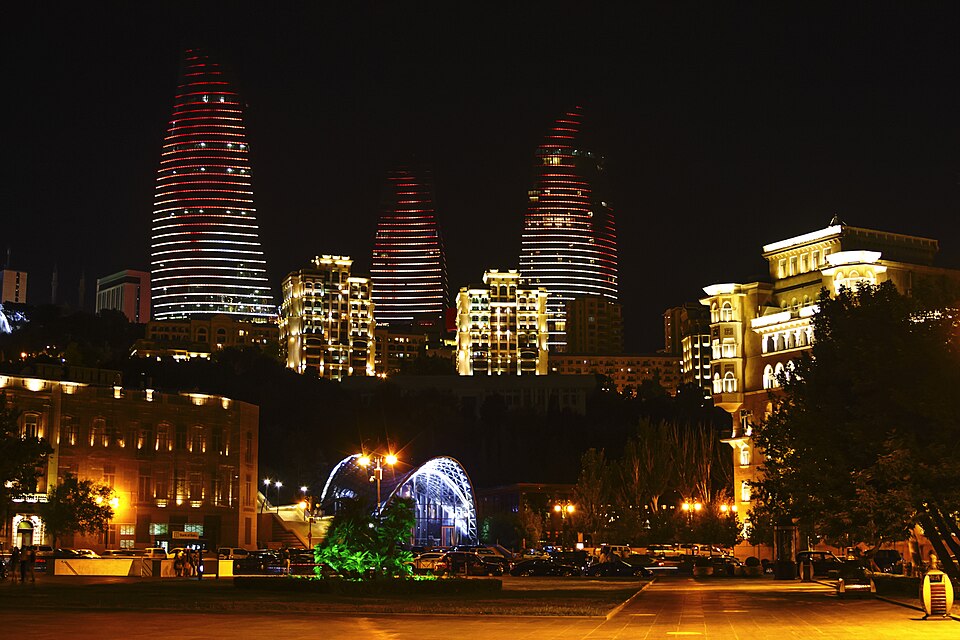 Las tres Torres Llama iluminadas de noche sobre los edificios de Bakú