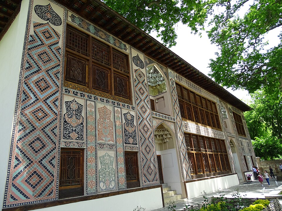 La fachada del Palacio de los Kanes de Sheki con mosaicos y vitrales