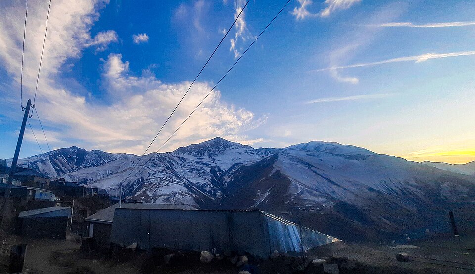 Montañas nevadas del Cáucaso vistas desde el pueblo de Xinalig al atardecer