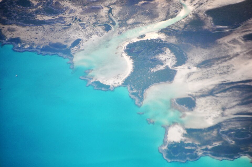Vista aérea de cayos de las Exumas rodeados de agua turquesa y bancos de arena