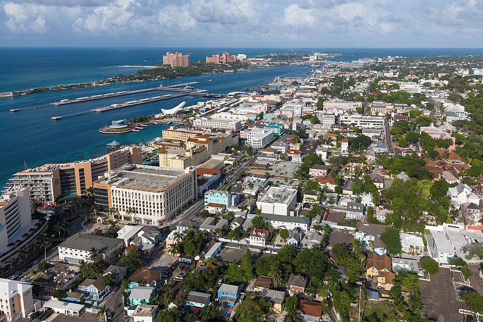 Vista aérea de Nasáu con el puerto, cruceros y Paradise Island al fondo