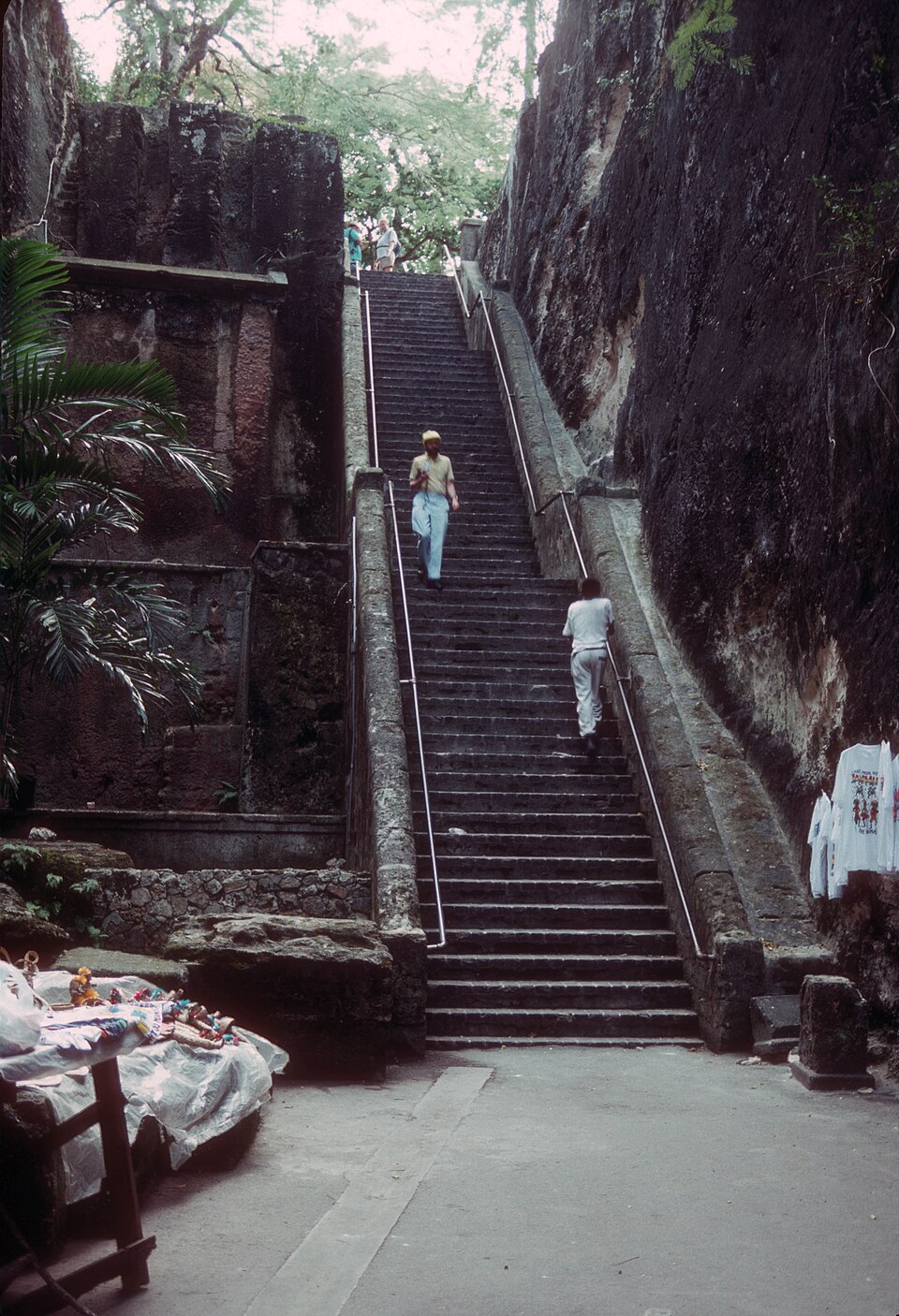 Escalinata de piedra caliza Queen's Staircase entre paredes de roca