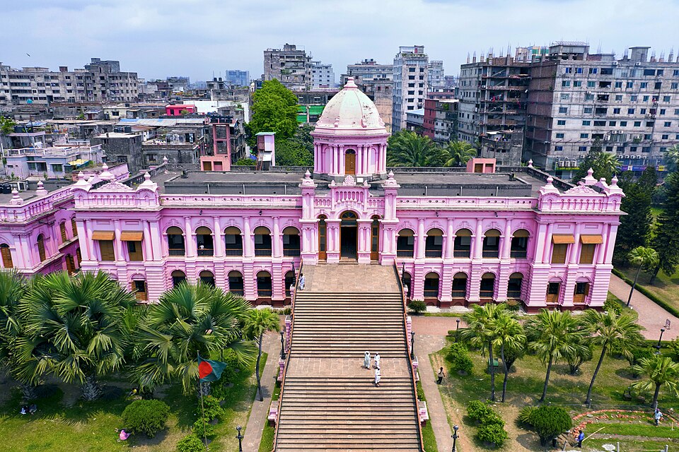 El palacio rosa de Ahsan Manzil con su cúpula y una gran escalinata