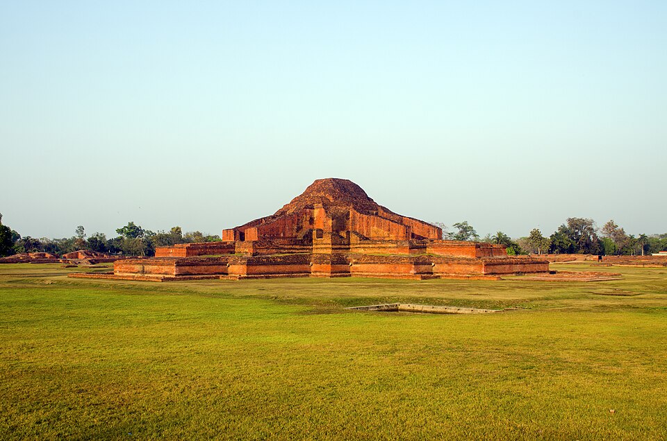 Las ruinas de ladrillo del gran templo de Paharpur en medio de un campo