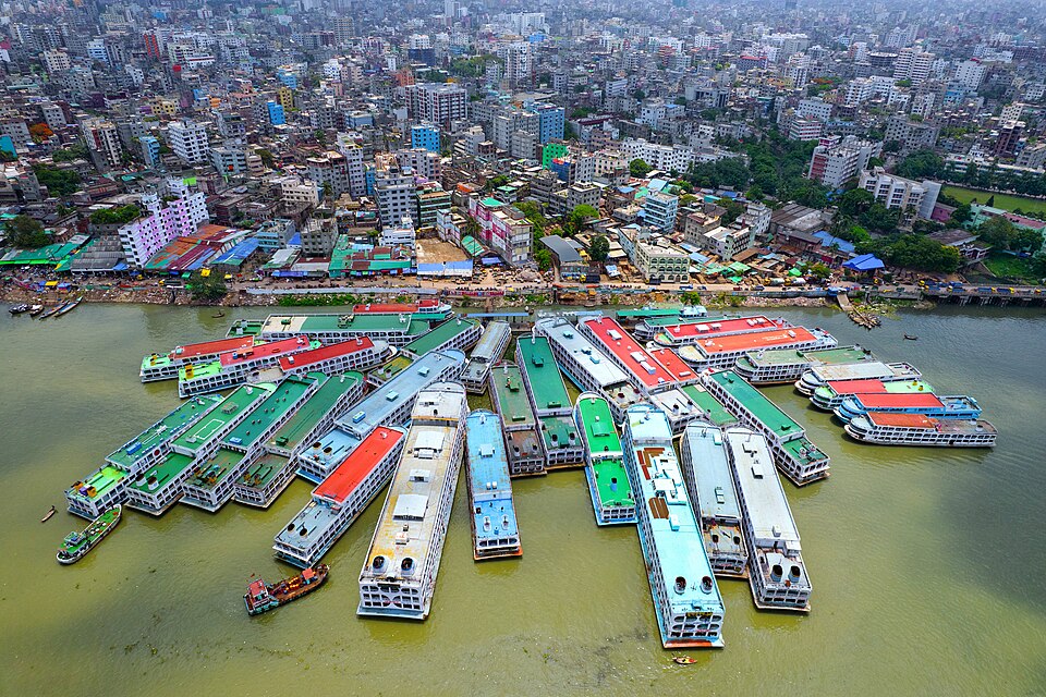 Decenas de barcos de pasajeros de colores atracados en el puerto de Sadarghat