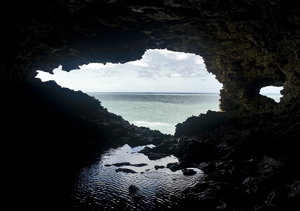 Vista del océano desde el interior de la cueva Animal Flower
