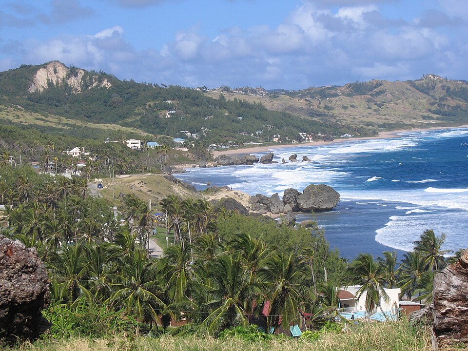 Costa de Bathsheba con rocas en el mar y colinas verdes