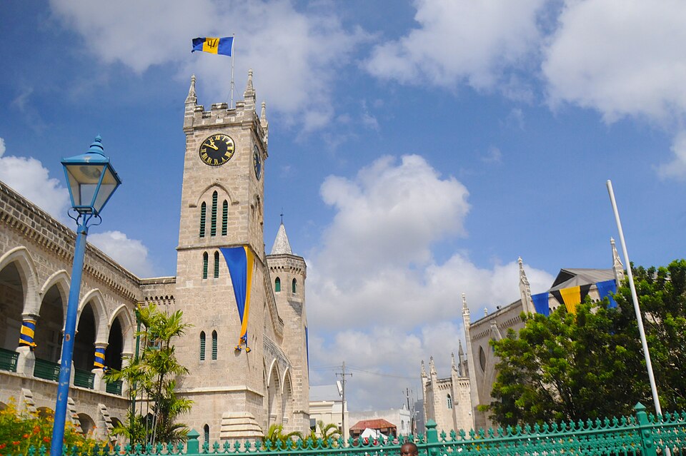 Torre del reloj del Parlamento de Barbados en Bridgetown con la bandera
