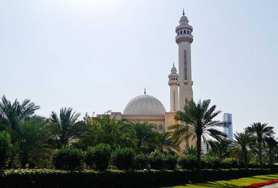 La cúpula y los minaretes de la Gran Mezquita Al-Fateh entre palmeras