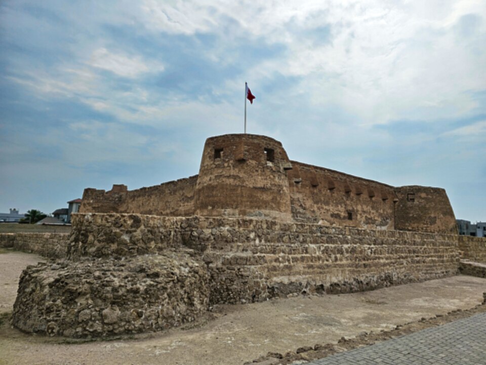 El fuerte de Arad con su torre redonda y la bandera de Baréin