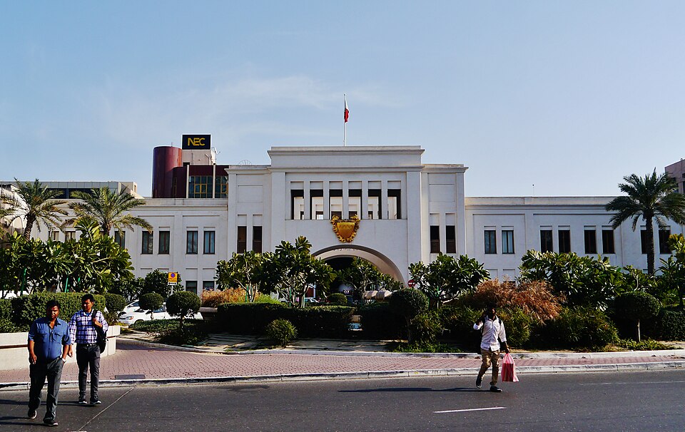 El edificio blanco de Bab al-Bahrain con su arco central