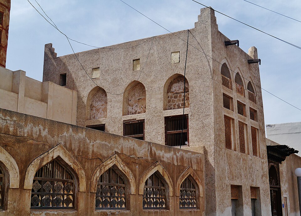 La fachada de piedra de la casa Siyadi con arcos y ventanas de madera