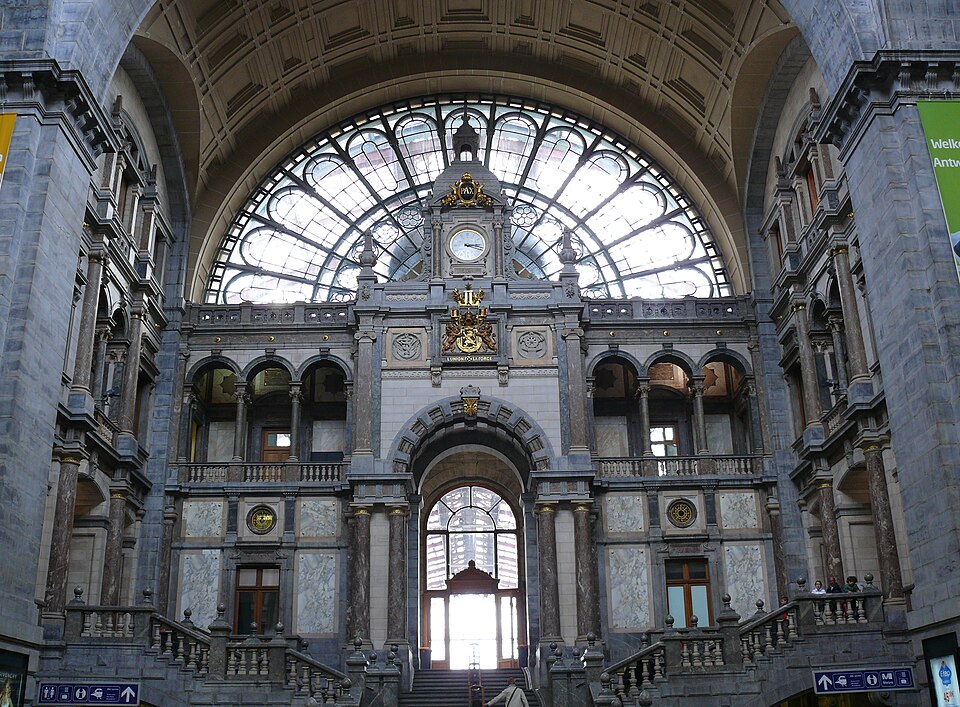 El vestíbulo de la Estación Central de Amberes con su gran ventanal y reloj