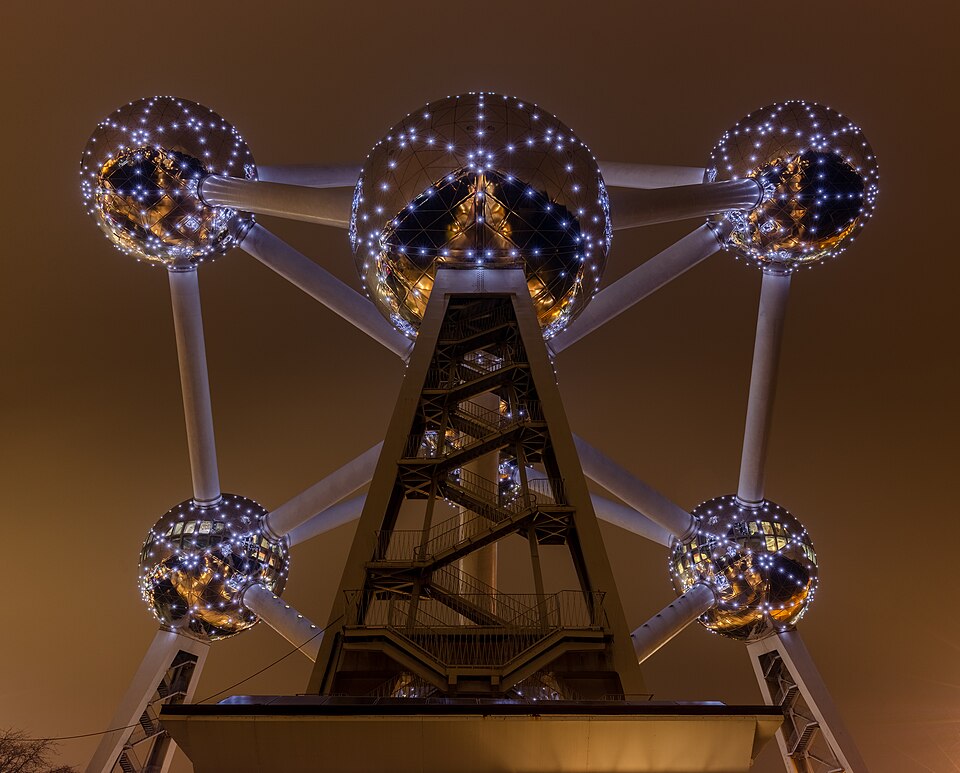 Las esferas iluminadas del Atomium de noche