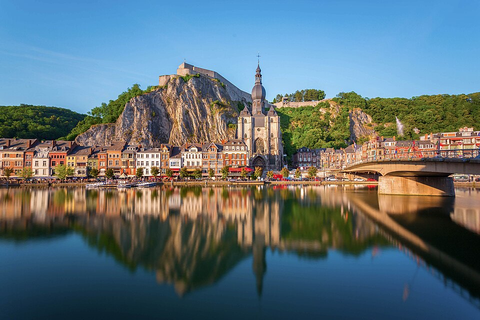 Dinant y su iglesia reflejados en el río Mosa bajo la ciudadela