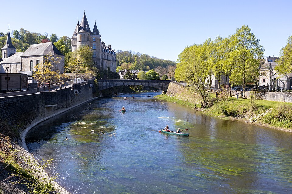 Kayaks en el río Ourthe frente al castillo de Durbuy