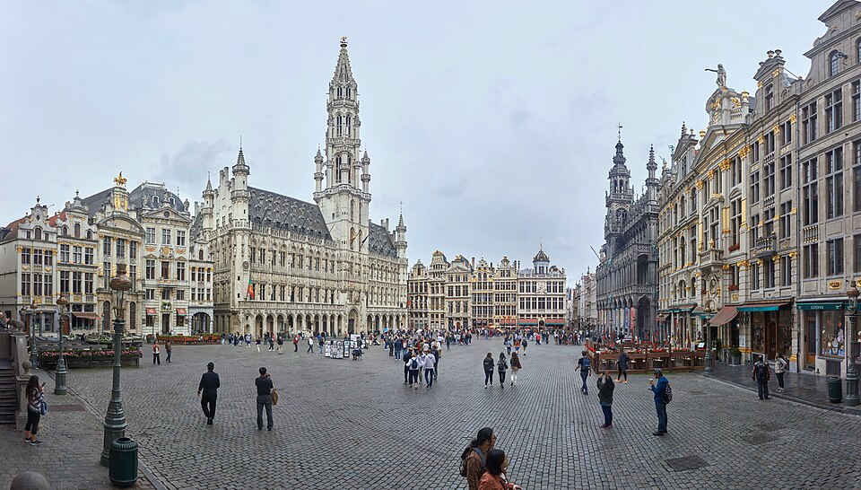 La Grand-Place de Bruselas con el ayuntamiento gótico y casas gremiales