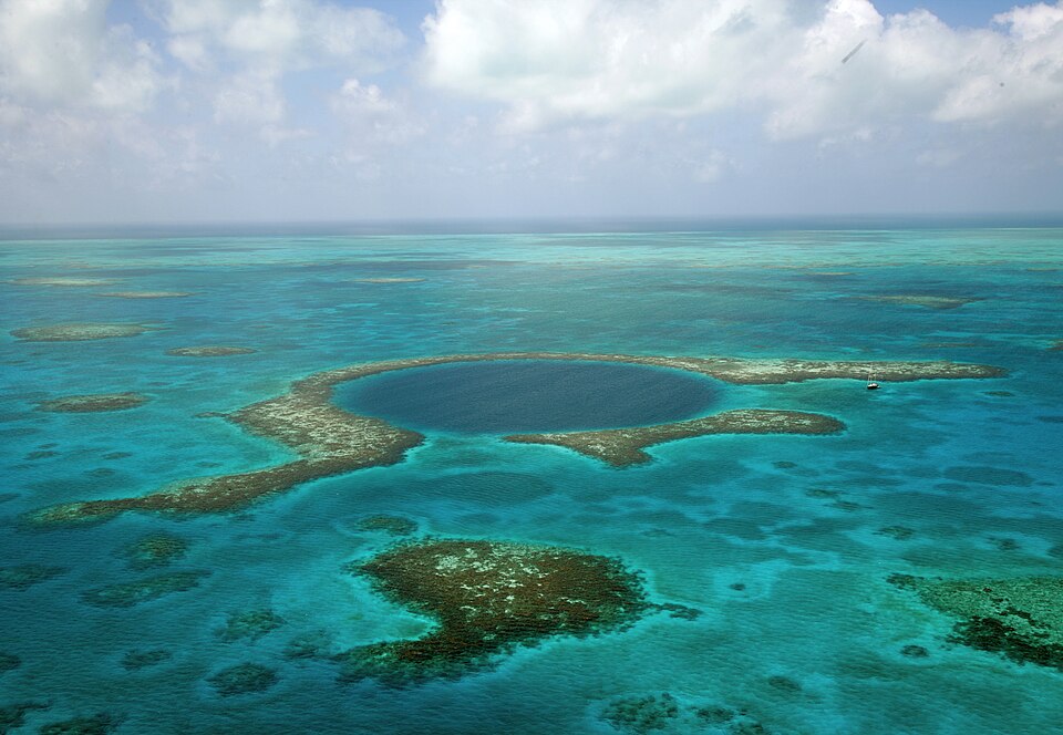 Vista aérea del Gran Agujero Azul, un círculo azul oscuro rodeado de arrecife turquesa