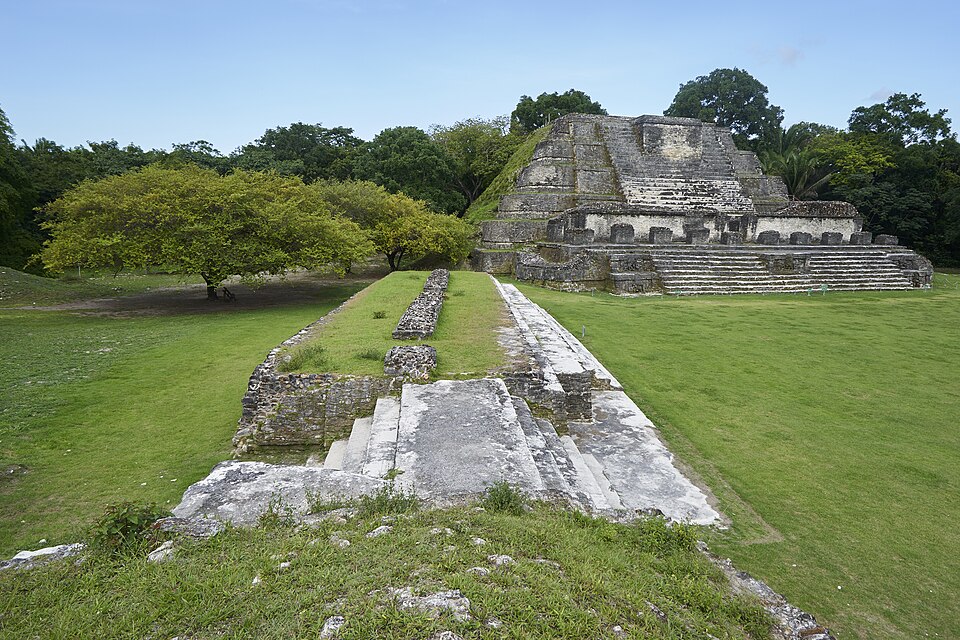 Templos de piedra de Altun Ha alrededor de una plaza con pasto