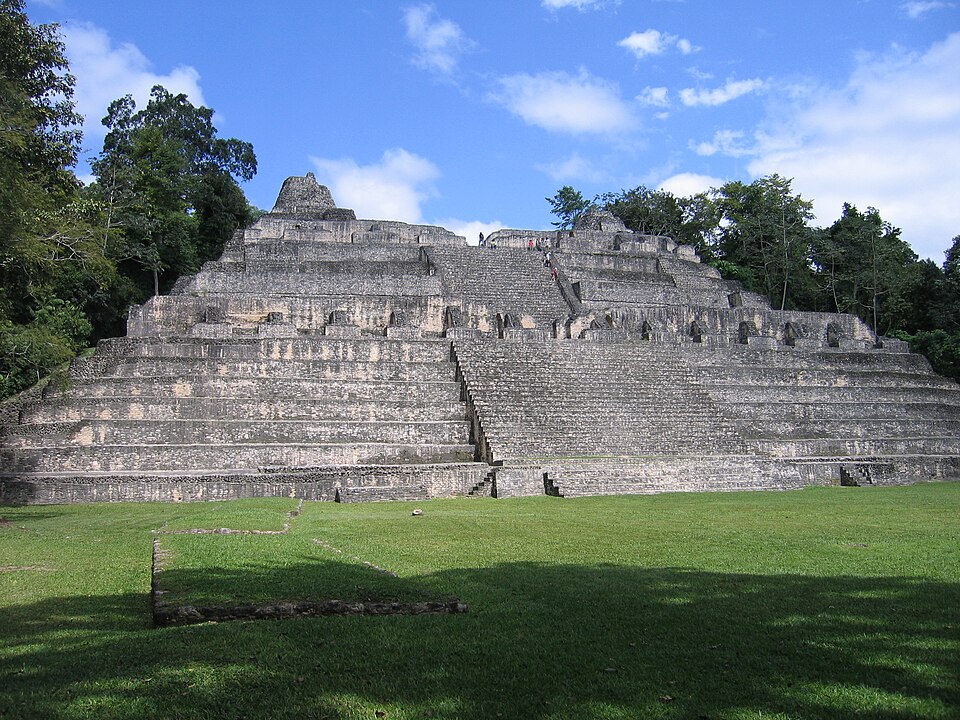 Gran pirámide escalonada de Caracol rodeada de selva