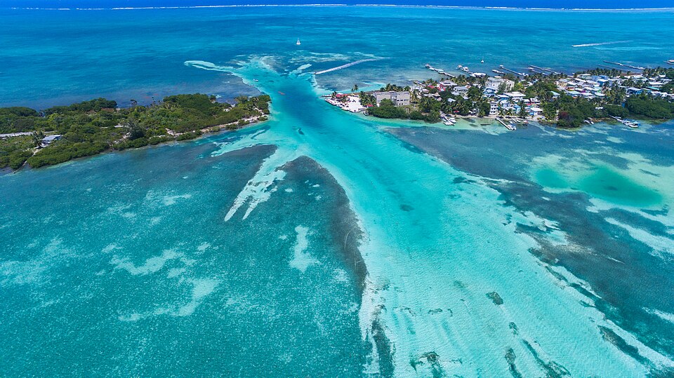 Vista aérea de Caye Caulker con el canal The Split y agua turquesa