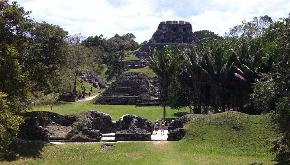La pirámide El Castillo de Xunantunich sobre la explanada verde