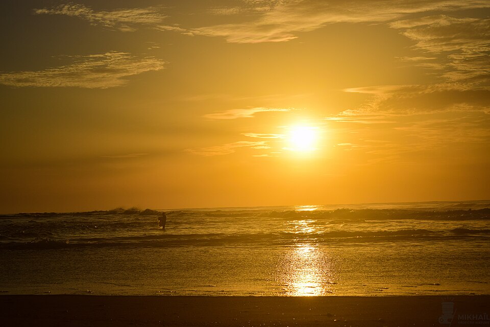 Amanecer dorado sobre el mar en la desembocadura de la Bouche du Roy