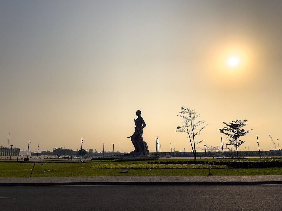 Silueta de la estatua de la Amazona al amanecer en Cotonou