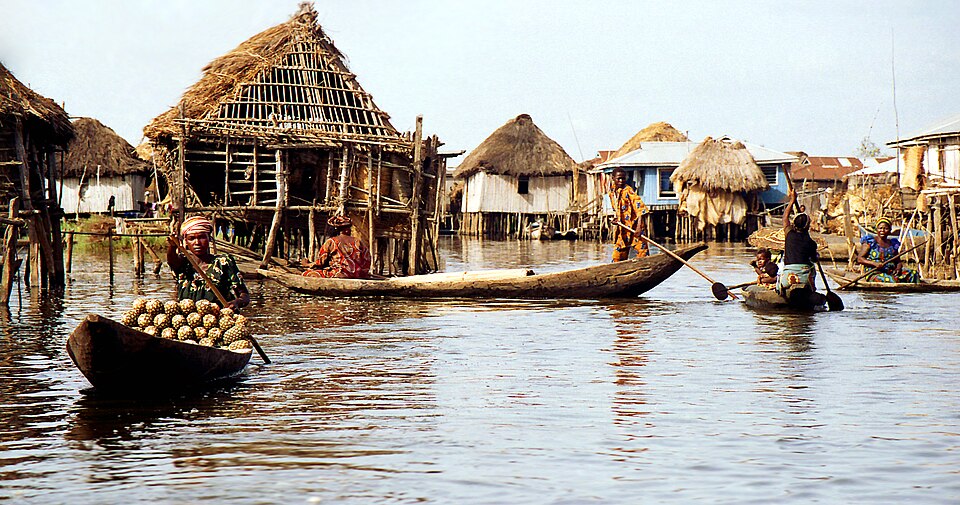 Casas sobre pilotes y piraguas en el lago Nokoué, en Ganvié
