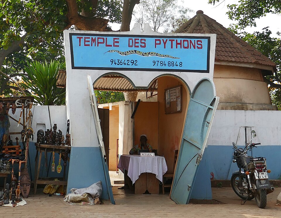 Entrada pintada de azul y blanco del Templo de las Pitones en Ouidah