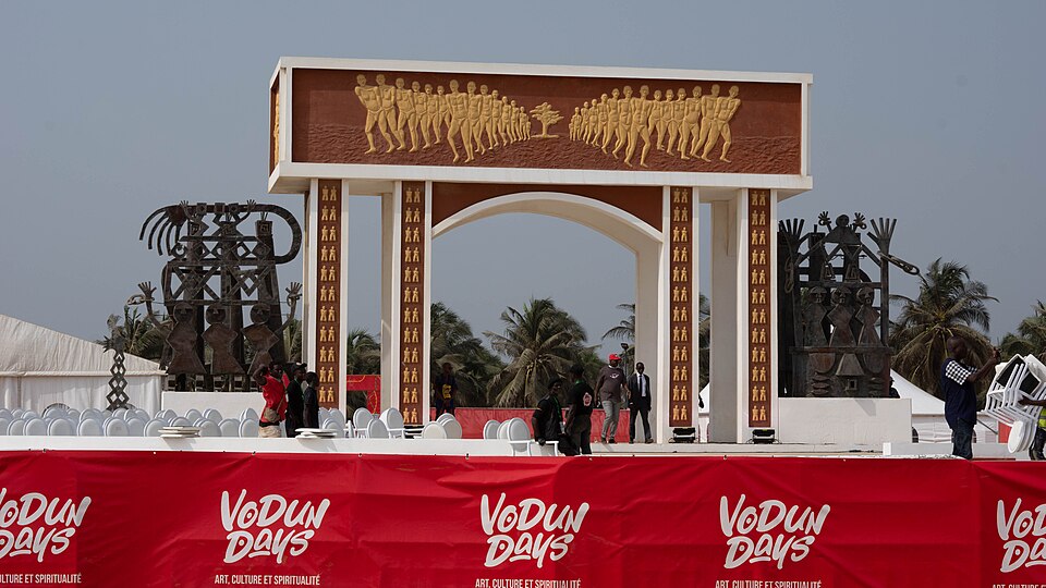 Arco de la Puerta del No Retorno en la playa de Ouidah