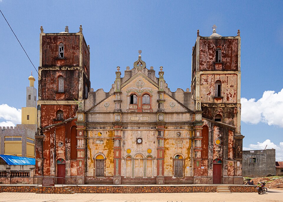 Fachada colorida con dos torres de la Gran Mezquita de Porto-Novo