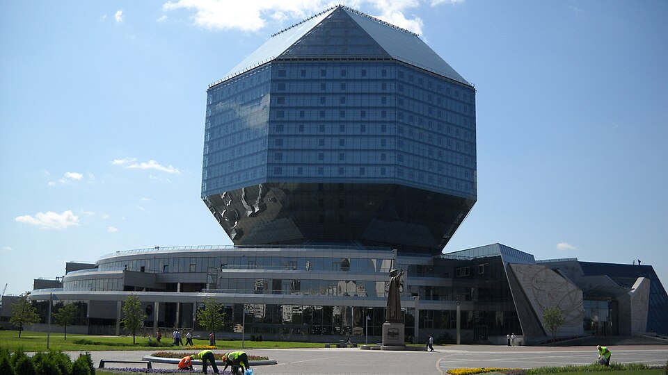 El edificio en forma de diamante de la Biblioteca Nacional en Minsk
