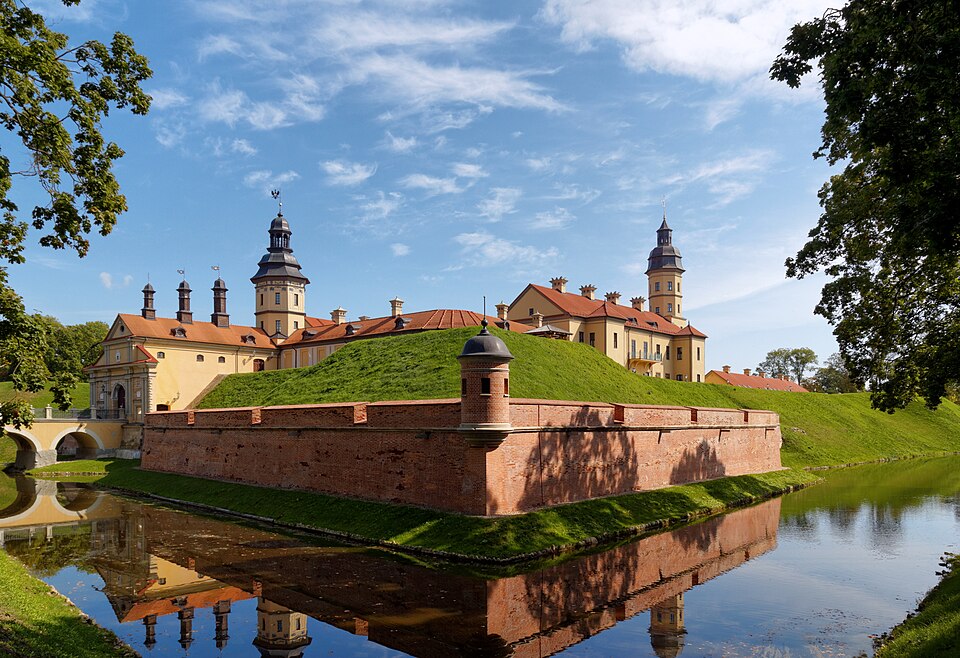 El palacio de Niasvizh reflejado en el foso