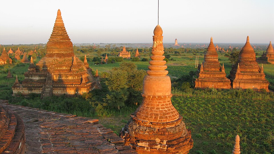 Templos de ladrillo de Bagan iluminados por el sol del atardecer