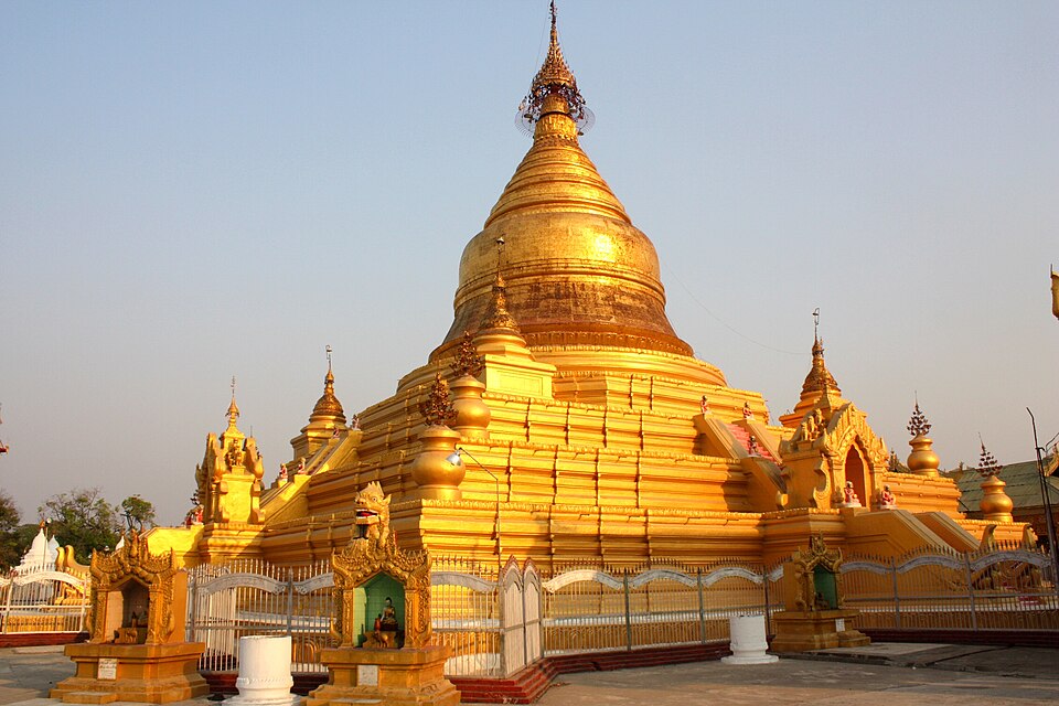 La estupa dorada de la pagoda Kuthodaw