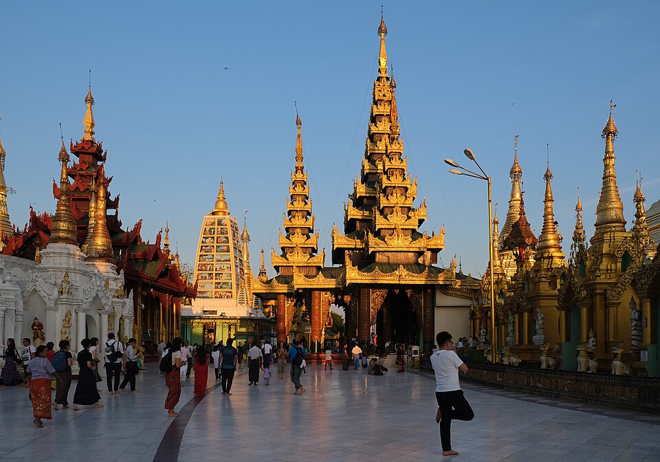 Templos dorados en la explanada de la pagoda Shwedagon al atardecer